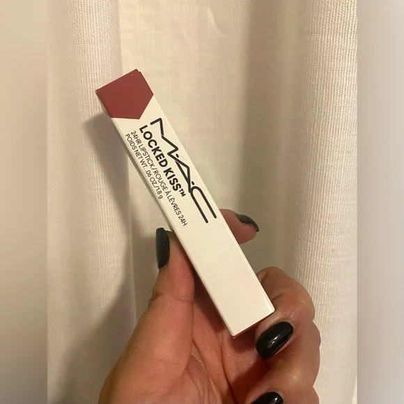 MAC LOCKED KISS 24HR LIPSTICK - Picture 3 of 8